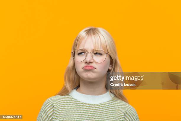 retrato de adolescente disgustada - repugnancia fotografías e imágenes de stock