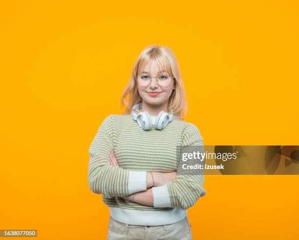 portrait of friendly teenage girl - lichaamshouding stockfoto's en -beelden