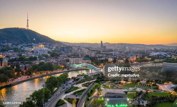vue nocturne de tbilissi, capitale de la géorgie. - georgia tbilisi photos et images de collection