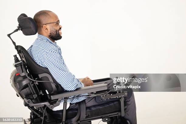 profilo laterale di un uomo di colore su una sedia a rotelle. - simbolo internazionale di accesso foto e immagini stock