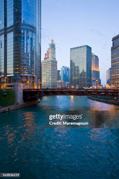 chicago river and skyscrapers - 2008 fotografías e imágenes de stock