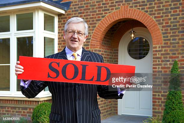 estate agent with sold house - buy parola inglese foto e immagini stock