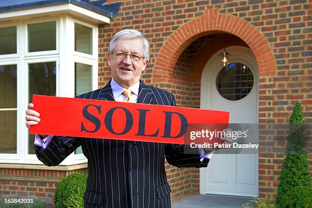 estate agent with sold house - estate agent sign stockfoto's en -beelden