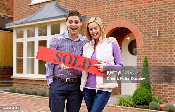 couple just bought new home - buy parola inglese foto e immagini stock
