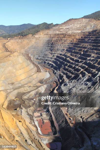 Passando sobre uma de muitas minas de ferro ao longo da EFVM no município de Santa Bárbara, MG. Passing over one of many iron ore mining sites at...