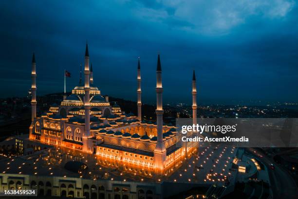 aerial nighttime view of the grand camlica mosque - moskee stockfoto's en -beelden
