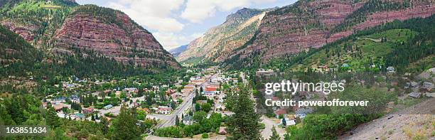 panoramablick auf die stadt von verwaltungsbezirk ouray, colorado - san juan mountains stock-fotos und bilder