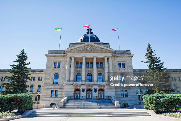 el edificio legislativo saskatchewan - regina fotografías e imágenes de stock