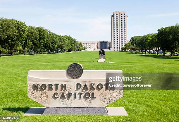 north dakota state capitol building - north dakota stockfoto's en -beelden