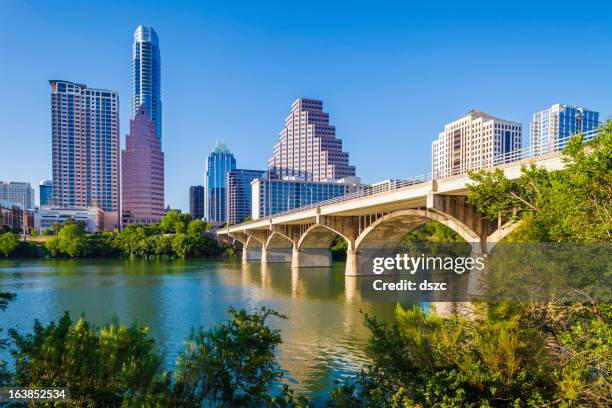 austin texas skyline and congress avenue bridge over ladybird lake - austin texas stockfoto's en -beelden