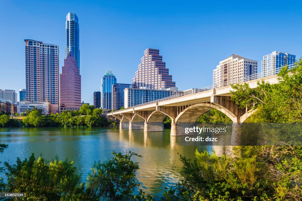 A cidade de Austin, Texas e Congress Avenue ponte sobre o Lago Joaninha