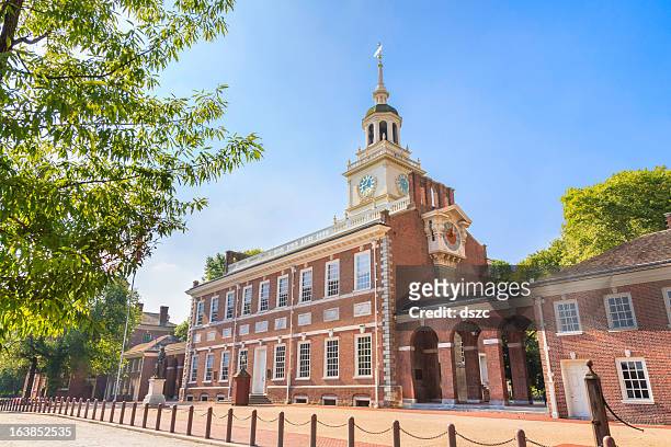 der historische independence hall in philadelphia, pennsylvania - pennsylvania stock-fotos und bilder