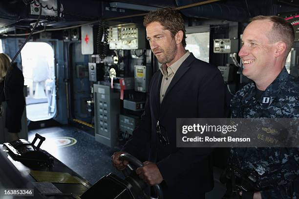 Gerard Butler Visits Photos and Premium High Res Pictures - Getty Images