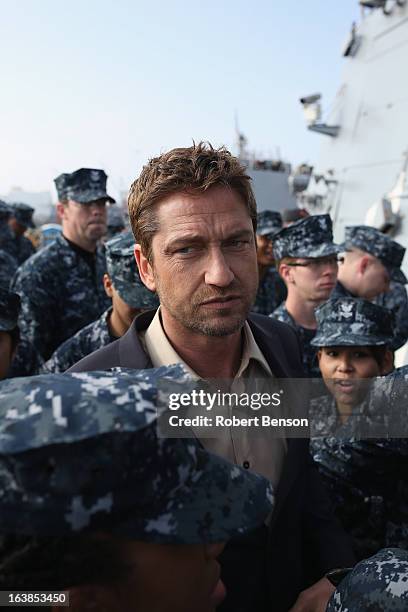 Gerard Butler Visits Photos and Premium High Res Pictures - Getty Images