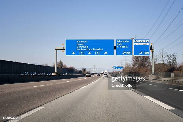 road sign on german autobahn a5 - traffic information system - hanover germany stockfoto's en -beelden