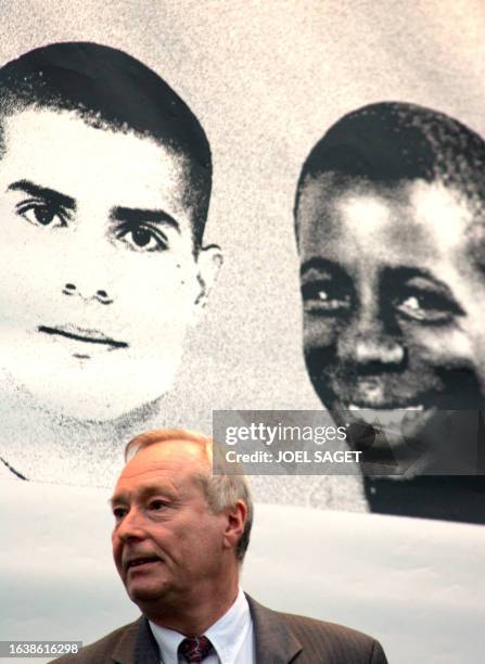 Photo prise le 13 octobre 2006 à Clichy-sous-Bois, du maire socialiste de la ville, Claude Dilain, inaugurant l'exposition de photos intitulée...