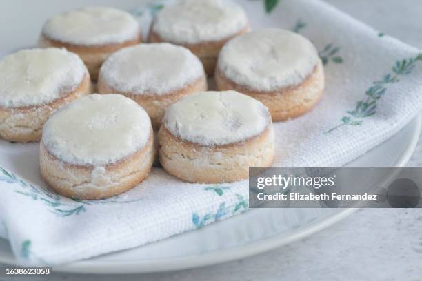 spanish christmas sweets: puff pastries with icing sugar / nevaditos. - polvorón bildbanksfoton och bilder