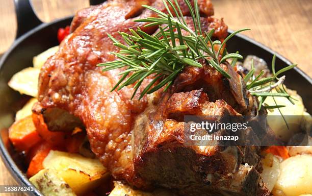 rack of lamb with vegetables and herbs - aardappelgratin aardappel stockfoto's en -beelden