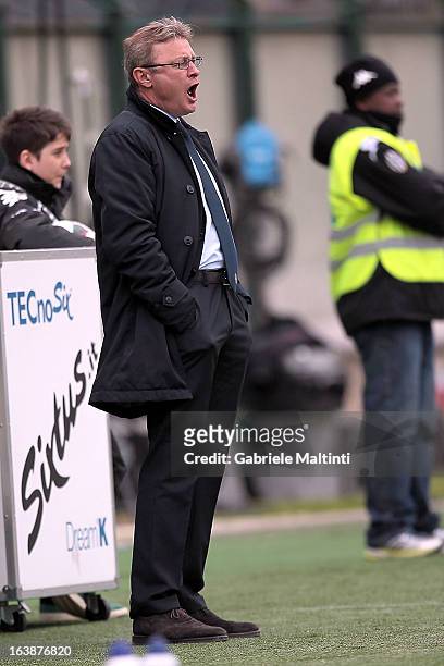 Cagliari head coach Ivo Pulga shouts instructions to his players during the Serie A match between AC Siena v Cagliari Calcio at Stadio Artemio...