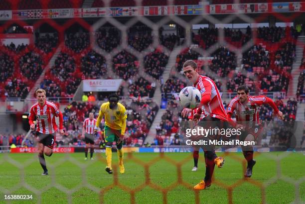 Craig Gardner of Sunderland scores a penalty to make it 1-1 during the Barclays Premier League match between Sunderland and Norwich City at the...