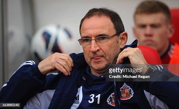 Sunderland manager Martin O'Neill loooks on before the Barclays Premier League match between Sunderland and Norwich City at the Stadium of Light on...