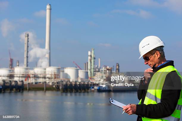 sector petroquímico inspector - aluminium boat fotografías e imágenes de stock