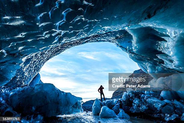 ice cave, svinafellsjokull glacier, iceland - ice cave imagens e fotografias de stock