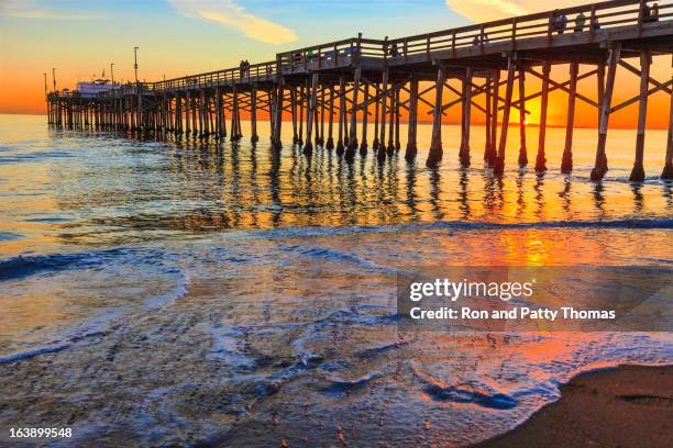 the balboa pier in orange county, california - newport beach california stockfoto's en -beelden