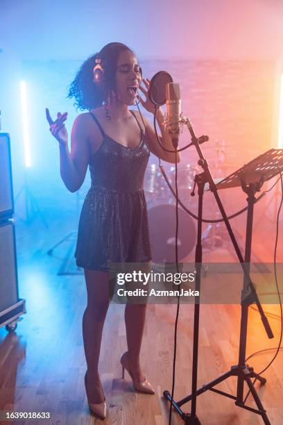 High Notes Singer 2,049 Singer Twinkle Stock Photos, High-Res Pictures, and Images ...