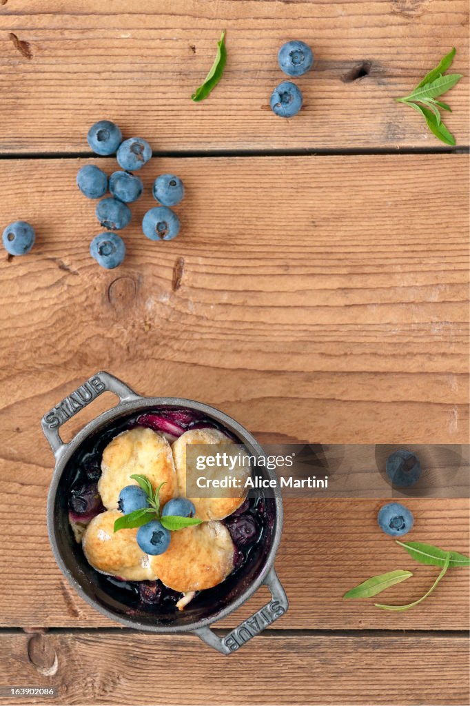Cobbler di mele e mirtilli, pepe rosa e erba luisa