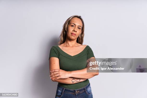 portrait d’une femme d’âge moyen sérieuse - seulement des femmes dâge mûr photos et images de collection
