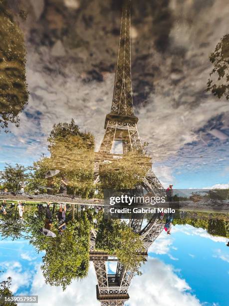 puddle reflections of the eiffel tower - paris buildings reflect into puddles stockfoto's en -beelden