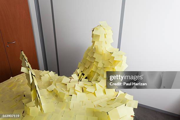 man covered by post it - crouler sous le travail photos et images de collection