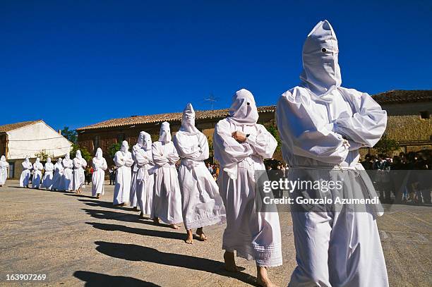 procession in zamora. - maundy thursday stock pictures, royalty-free photos & images