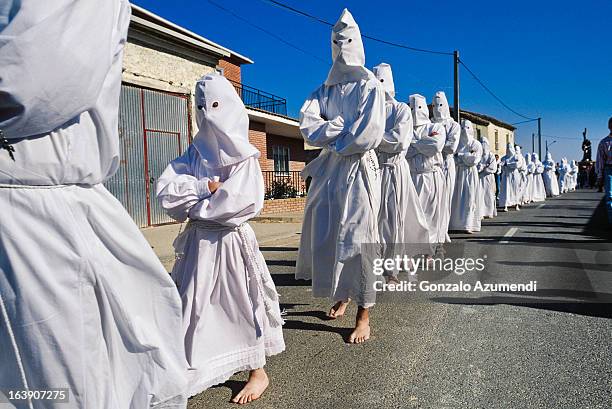 procession in zamora. - maundy thursday stock pictures, royalty-free photos & images