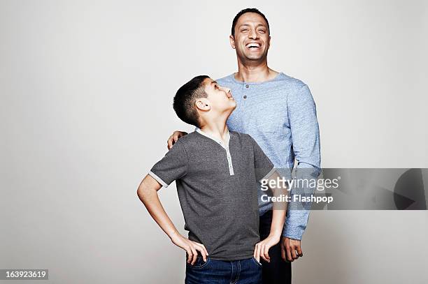 portrait of father and son - homme enthousiasme sourire fond blanc photos et images de collection