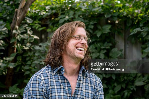 authentic smiles: portraying the joyful essence of a 45-year-old caucasian man - 40 year old male face stockfoto's en -beelden