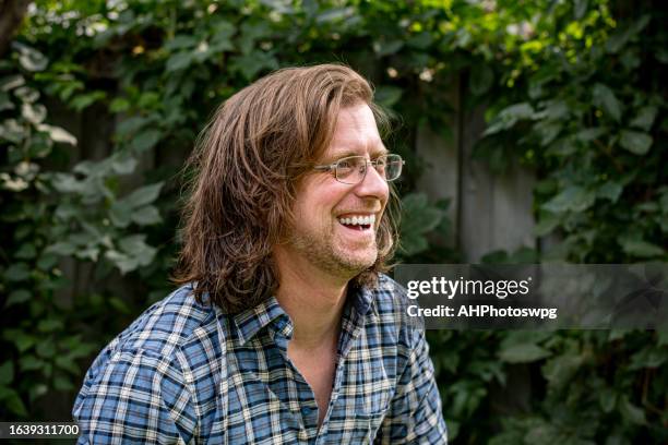 authentic smiles: portraying the joyful essence of a 45-year-old caucasian man - 40 year old male face stockfoto's en -beelden