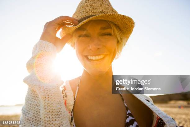 a happy woman at the beach. - woman hat photos et images de collection