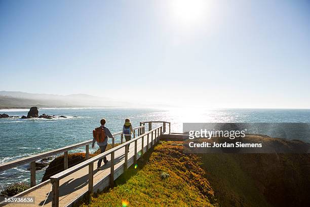 a couple hiking the california coast. - boardwalk ストック��フォトと画像