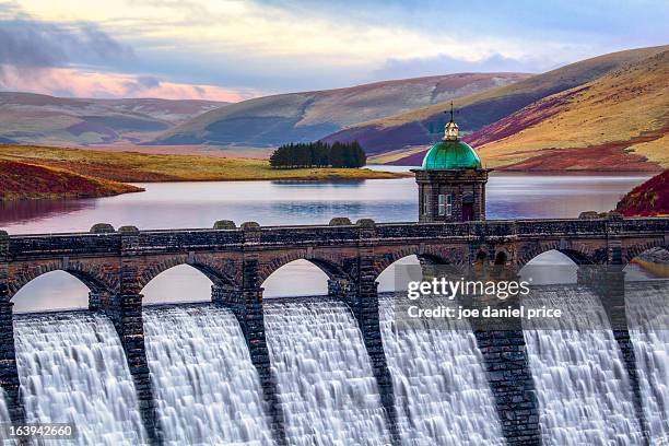 craig goch dam, rhayader, elan valley, wales - staudamm stock-fotos und bilder