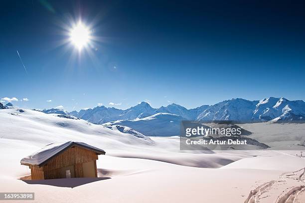 snowy alps landscape with cabin. - alpe dhuez stockfoto's en -beelden