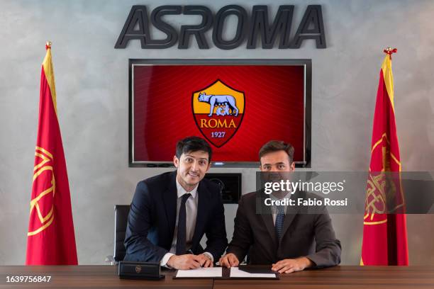 Roma new signing Sardar Azmoun, with AS Roma General Manager Tiago Pinto, signs a contract with the club at Centro Sportivo Fulvio Bernardini on...