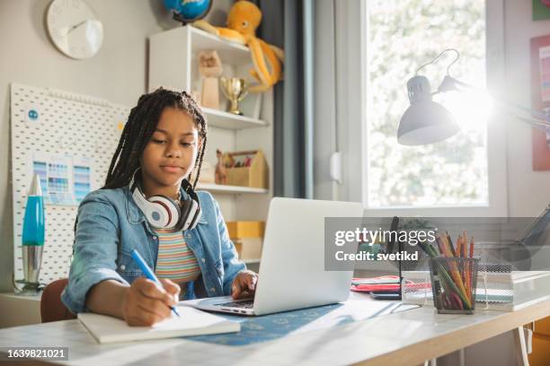 teenage girl studding at home - huiswerk stockfoto's en -beelden