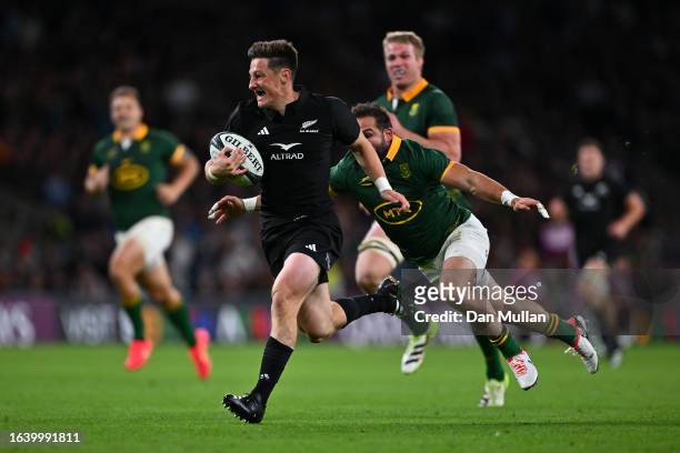 Cam Roigard of New Zealand breaks away ahead of Cobus Reinach of South Africa to score his side's first try during the Summer International match...