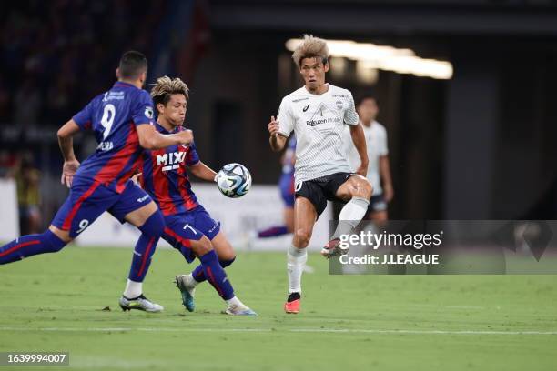 Yuya OSAKO of Vissel Kobe in action during the J.LEAGUE Meiji Yasuda J1 25th Sec. Match between F.C.Tokyo and Vissel Kobe at National Stadium on...