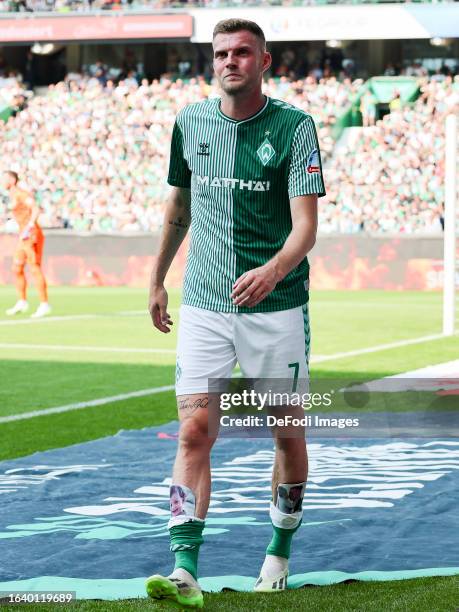 Marvin Ducksch of SV Werder Bremen leaves the field injured during the Bundesliga match between SV Werder Bremen and 1. FSV Mainz 05 at Wohninvest...