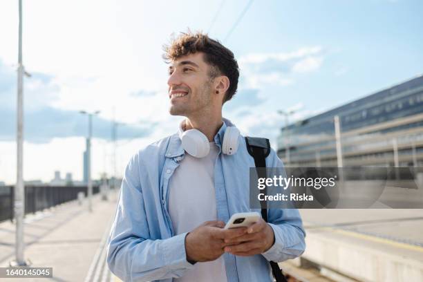 young man on the move - homens jovens imagens e fotografias de stock