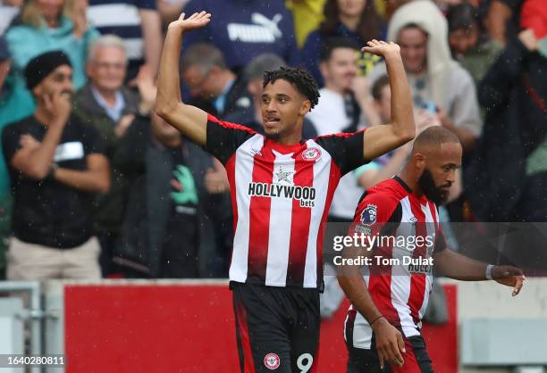 Kevin Schade of Brentford scores the team's first goal during the Premier League match between Brentford FC and Crystal Palace at Gtech Community...