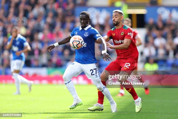 Idrissa Gueye of Everton controls the ball whilst under pressure from Matheus Cunha of Wolverhampton Wanderers during the Premier League match...